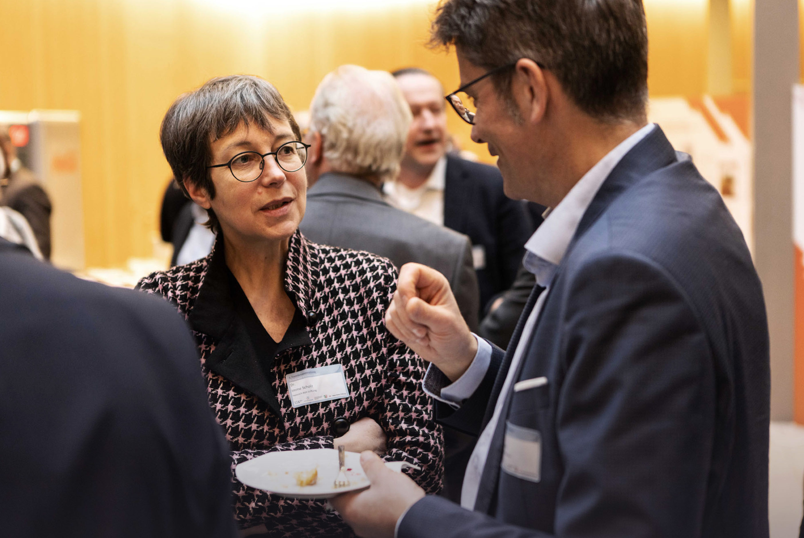 Austausch beim Networking-Buffet