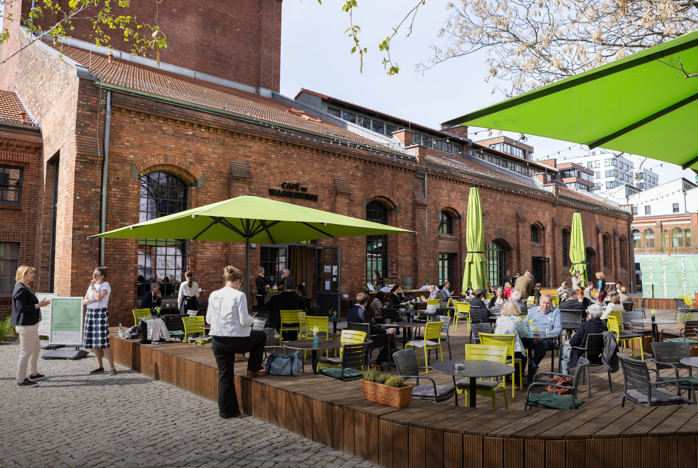 Veranstaltungspause am Wasserturm des EUREF-Campus in Berlin